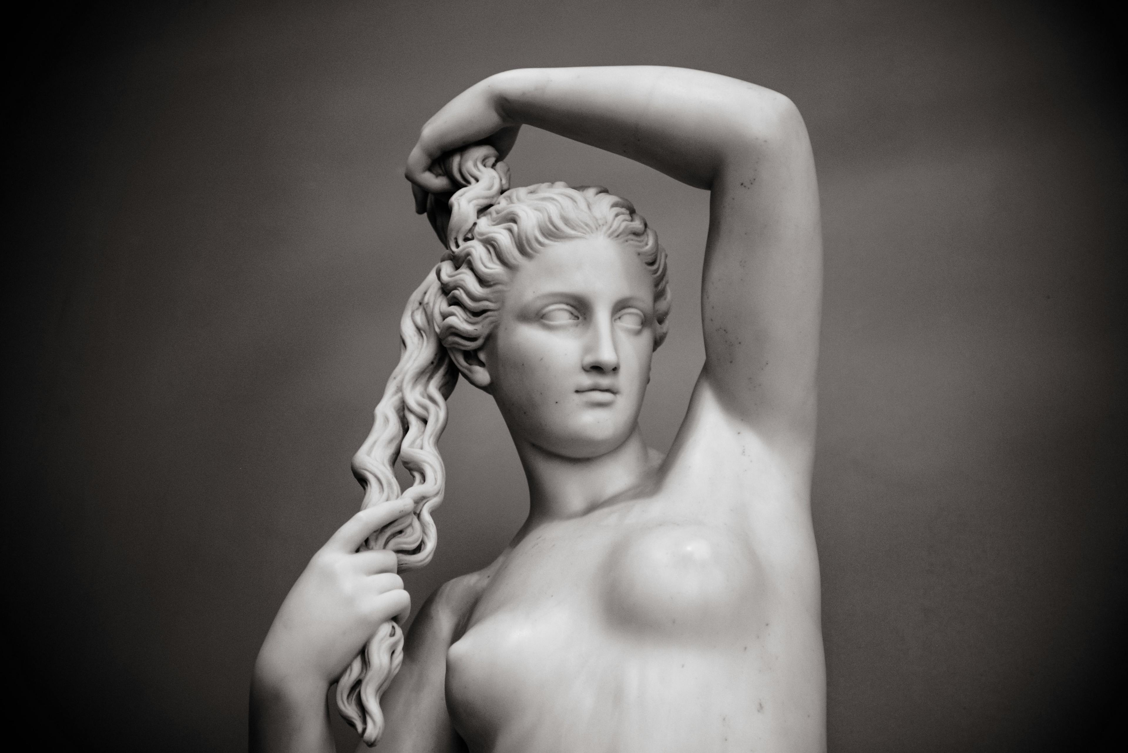 Ноготь афродиты 5 букв. Афродита богиня древней Греции. Греческая богиня Афродита статуя. Афродита статуя Эстетика.