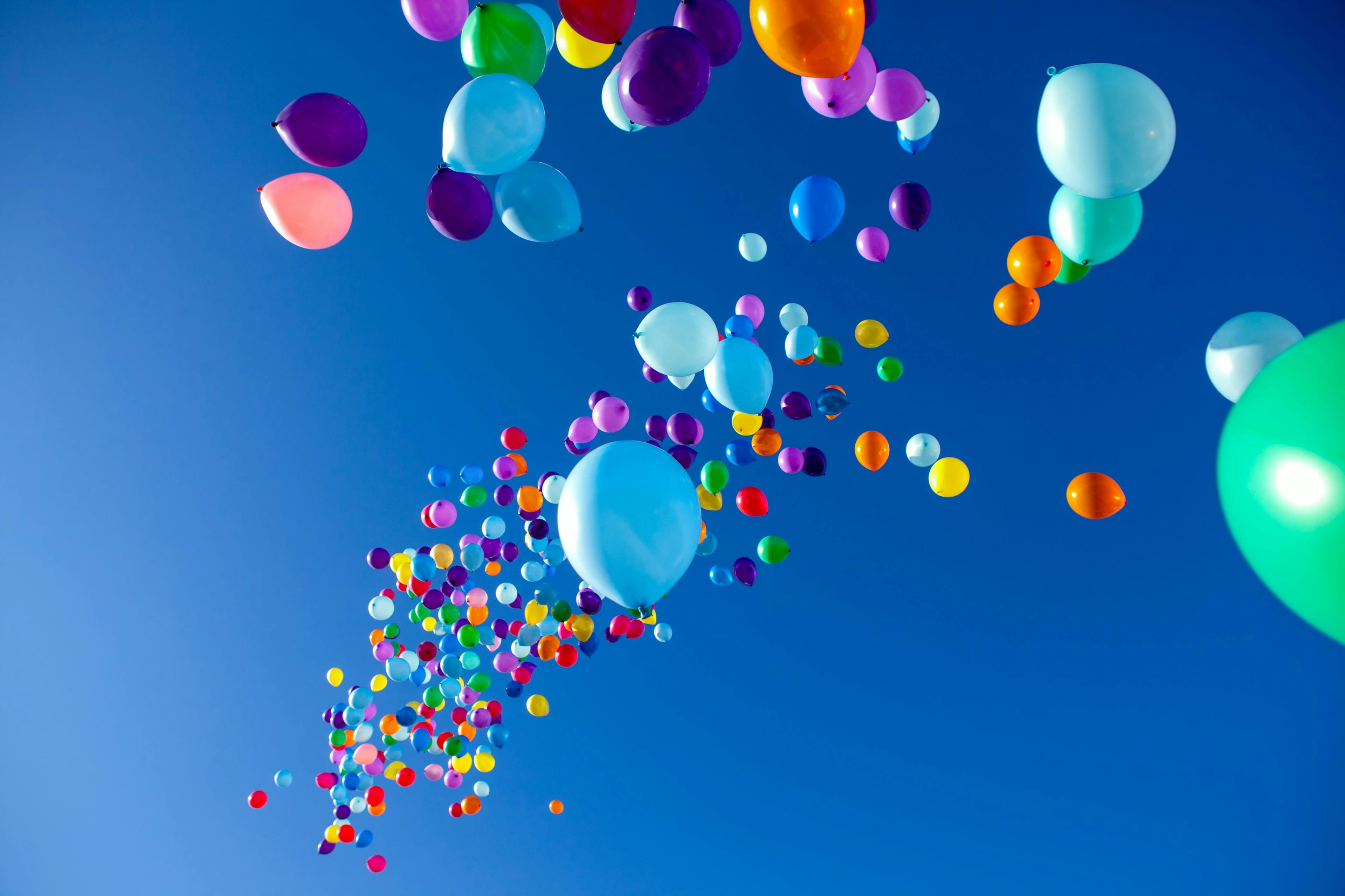 Colorful Balloons flying in the sky party/fotoru/AdobeStock